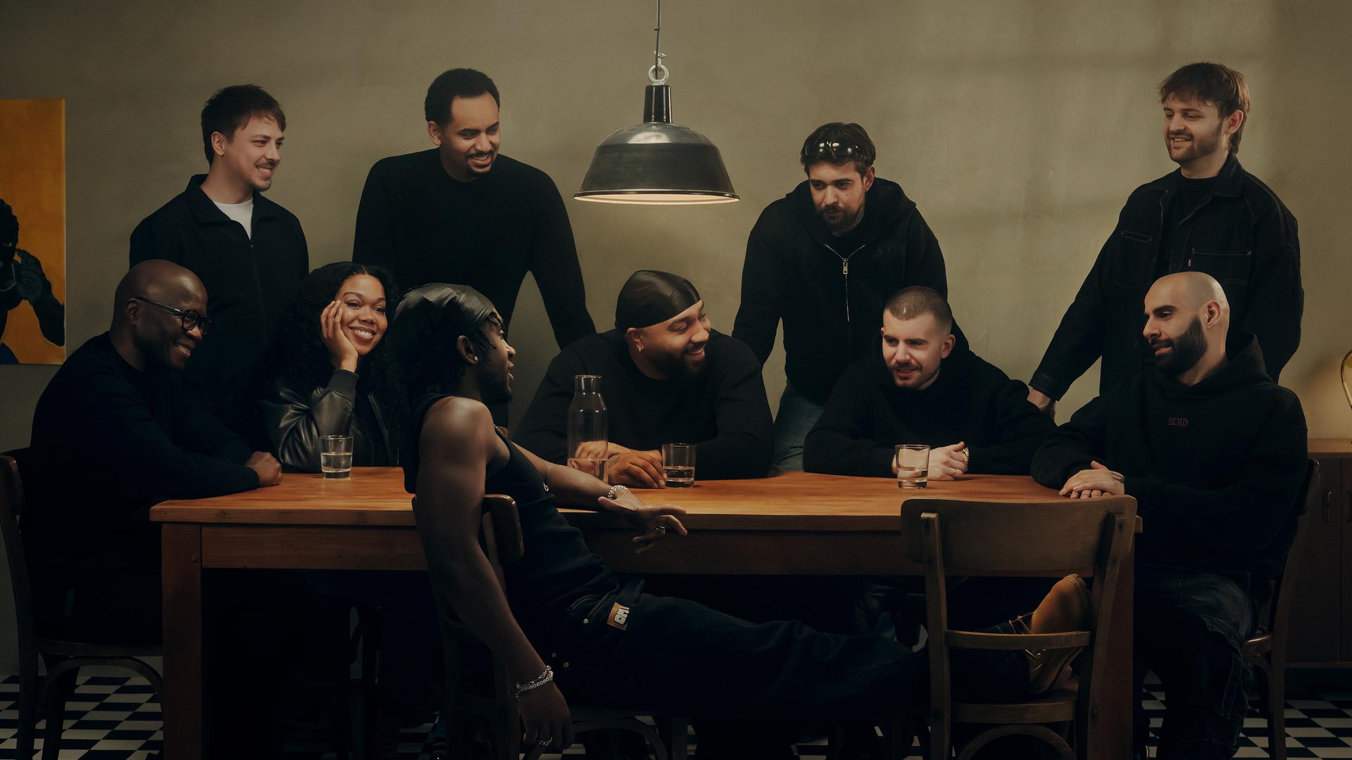 OG Keemo umgeben von Freunden und Familie - von links nach rechts: Mustafa Martin, Inu, Iman Rahel Martin, Aaron Getachew, Ramzey, OG Keemo/Karim Joel Martin, Gianni Suave, Funkvater Frank/Dominic D’Amato, Yaze, Ali Burc.