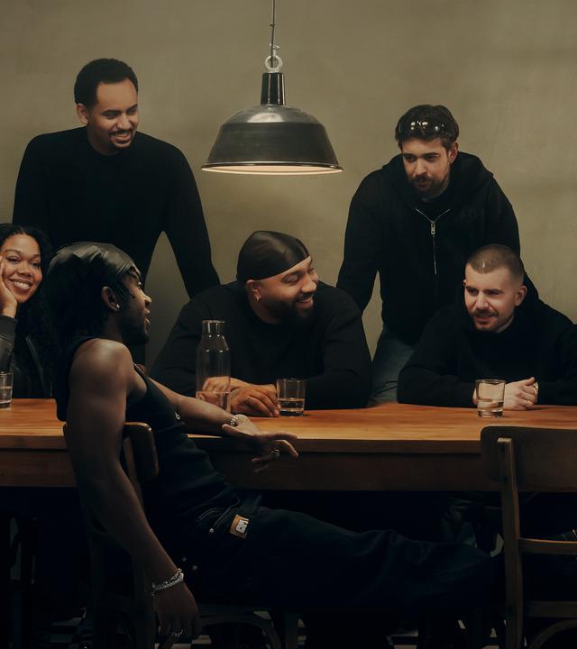 OG Keemo umgeben von Freunden und Familie - von links nach rechts: Mustafa Martin, Inu, Iman Rahel Martin, Aaron Getachew, Ramzey, OG Keemo/Karim Joel Martin, Gianni Suave, Funkvater Frank/Dominic D’Amato, Yaze, Ali Burc.