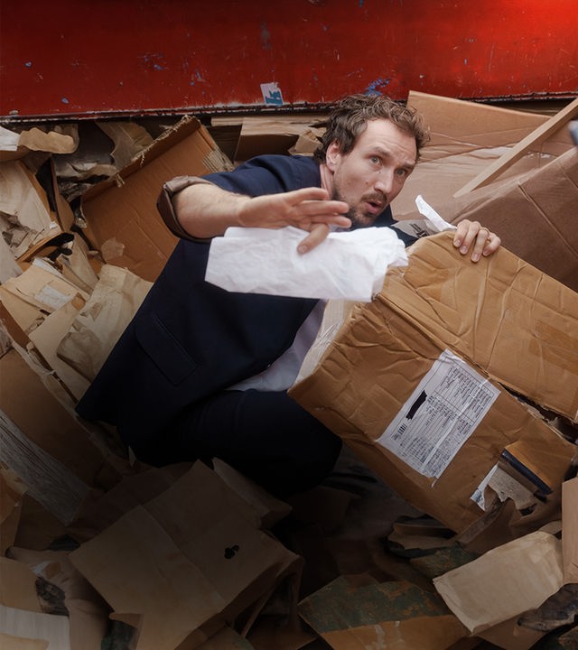 Georg Sommer (Jan Krauter) wird von Sara (Claudia Wiedemer) dabei erwischt, wie er im Altpapiercontainer Quittungen für die Abrechnung der Kita sammelt.
