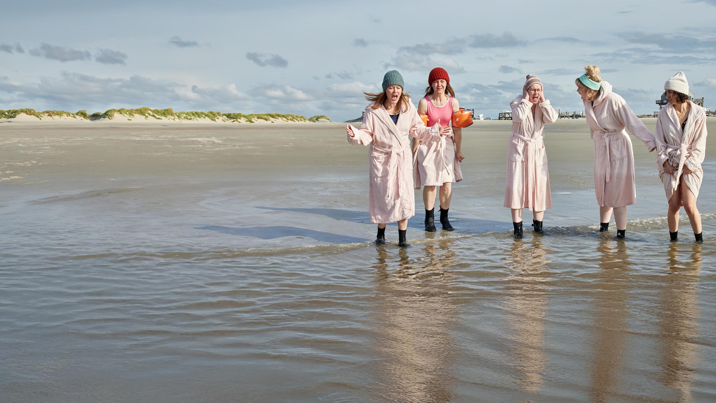 Suse Hornegg (Silke Bodenbender), Christine Burkhard (Anne Roemeth), Doris Ohlmeier (Tanja Schleiff), Jennifer Kanz (Malene Becker), Leisha Ayoub (Sabrina Amali) stehen in Badeanzügen und Bademäntel knöcheltief im Wasser
