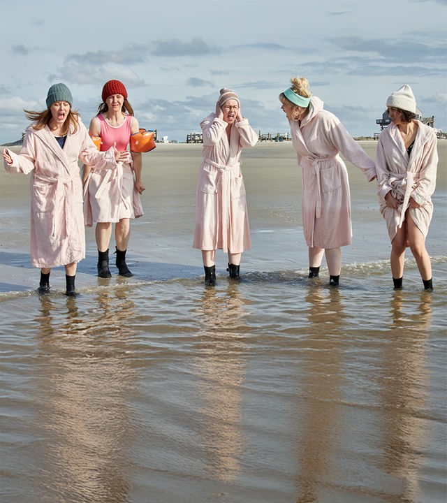 Suse Hornegg (Silke Bodenbender), Christine Burkhard (Anne Roemeth), Doris Ohlmeier (Tanja Schleiff), Jennifer Kanz (Malene Becker), Leisha Ayoub (Sabrina Amali) stehen in Badeanzügen und Bademäntel knöcheltief im Wasser