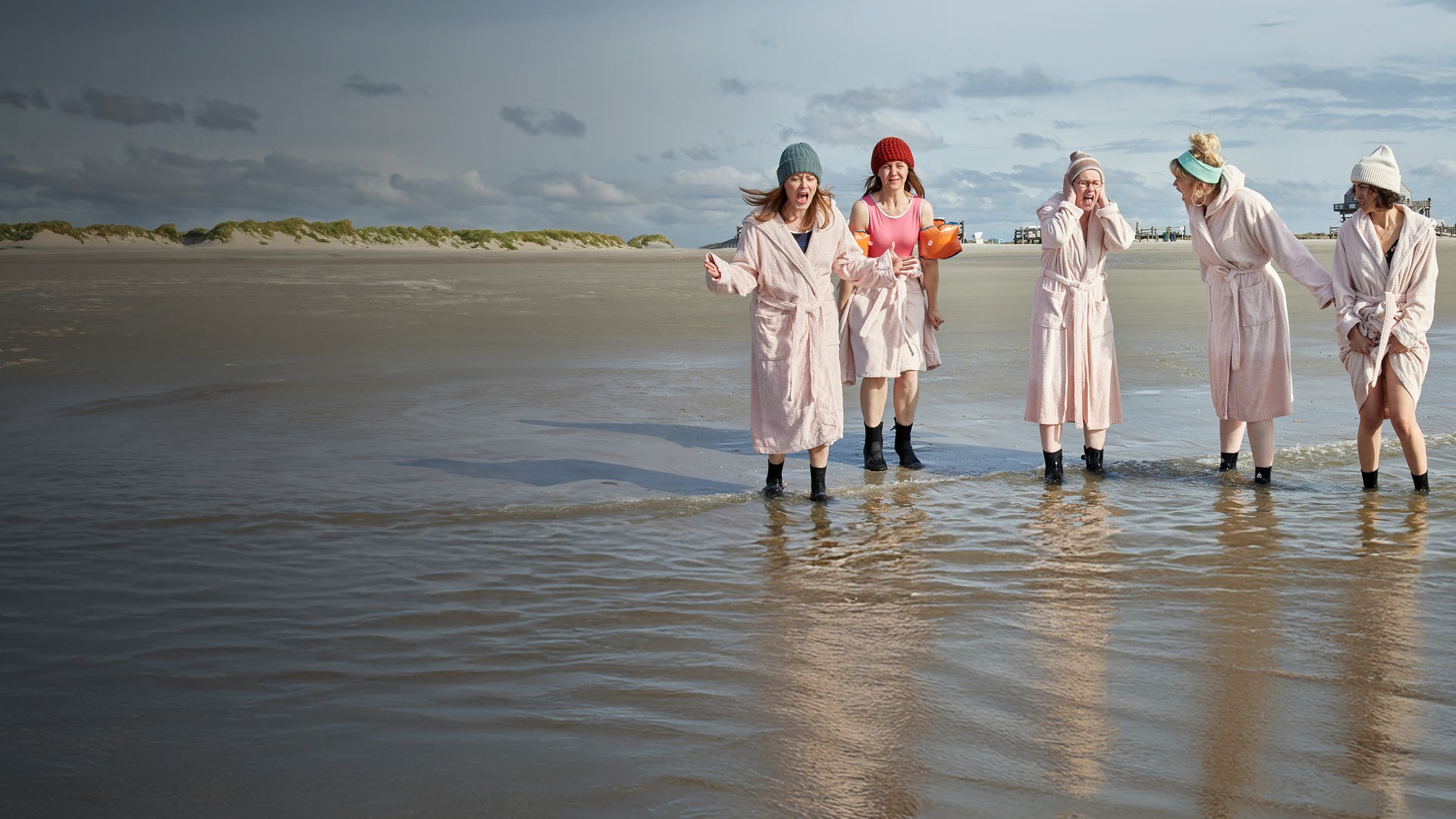 Suse Hornegg (Silke Bodenbender), Christine Burkhard (Anne Roemeth), Doris Ohlmeier (Tanja Schleiff), Jennifer Kanz (Malene Becker), Leisha Ayoub (Sabrina Amali) stehen in Badeanzügen und Bademäntel knöcheltief im Wasser