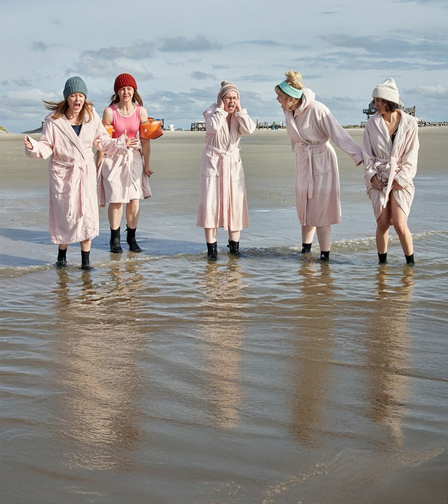 Suse Hornegg (Silke Bodenbender), Christine Burkhard (Anne Roemeth), Doris Ohlmeier (Tanja Schleiff), Jennifer Kanz (Malene Becker), Leisha Ayoub (Sabrina Amali) stehen in Badeanzügen und Bademäntel knöcheltief im Wasser