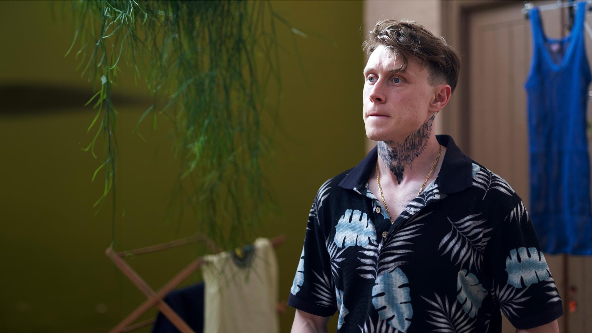 Preston (George MacKay) und Jules (Nathan Stewart-Jarrett) sitzen nebeneinander in einem Auto.