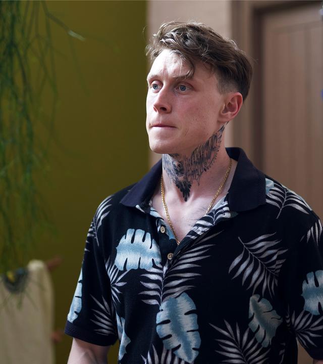 Preston (George MacKay) und Jules (Nathan Stewart-Jarrett) sitzen nebeneinander in einem Auto.