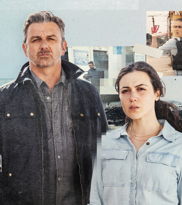 Sophia (Hana Sofia Lopes) steht zusammen mit Tom Fährmann (Hans Sigl) auf einer bekannten Aussichtsplattform in Lissabon. Mit ernster und fragender Miene schauen beide in Richtung Kamera. Tom Fährmann hat die Hände in den Hosentaschen. Im Hintergrund sieht man die Häuser der Stadt von oben.
