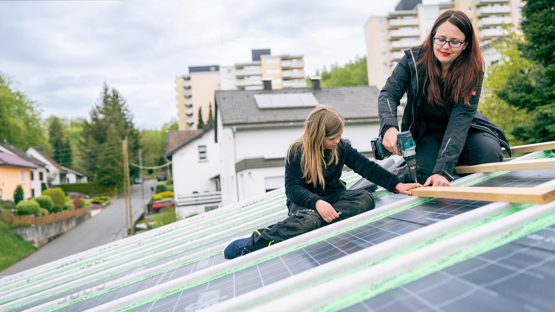 Lisa aus Hemer im Sauerland muss zunächst das Grundstück urbar machen, um dann ein Tiny-House darauf stellen zu können.