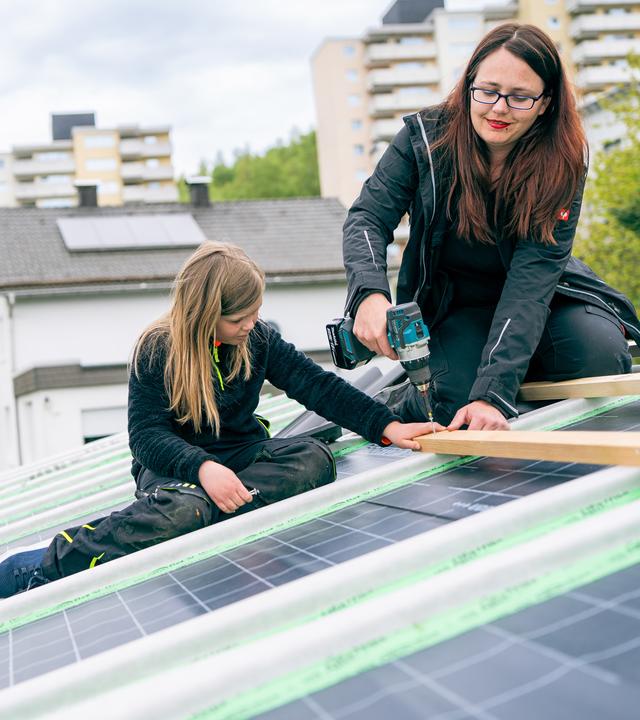 Lisa aus Hemer im Sauerland muss zunächst das Grundstück urbar machen, um dann ein Tiny-House darauf stellen zu können.