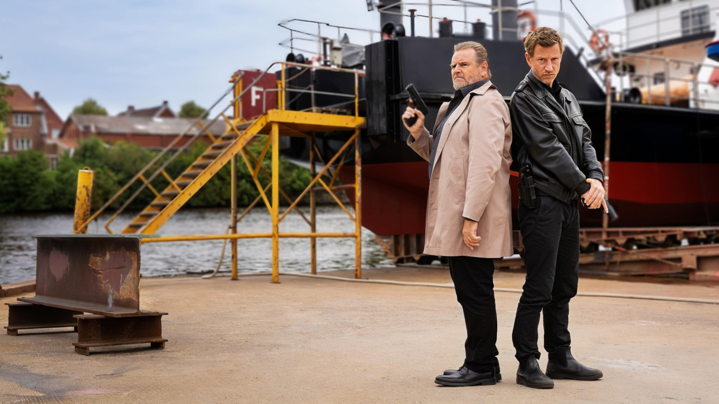 Kommissar Brockhorst (Felix Vörtler, l.) und Henk Cassens (Maxim Mehmet, r.) ermitteln im Fall eines havarierten Frachtschiffs.