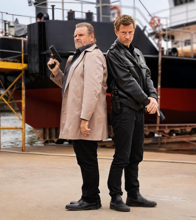 Kommissar Brockhorst (Felix Vörtler, l.) und Henk Cassens (Maxim Mehmet, r.) ermitteln im Fall eines havarierten Frachtschiffs.