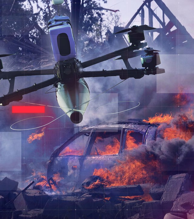 Montage: FPV-Drohne vor brennendem Auto und zerstörtem Haus im Hintergrund