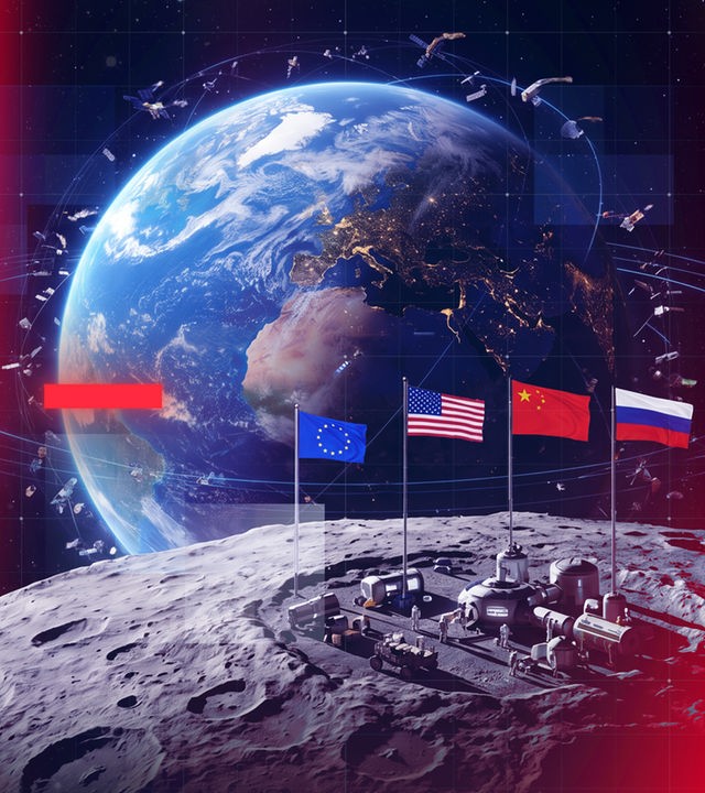 Digital bearbeitete Illustration einer Mondbasis mit Modulen und Fahrzeugen, mehreren Flaggen (USA, China, Russland und EU) sowie der Erde im Hintergrund; Satelliten im Orbit, Sternenhimmel und grafisches Raster-Overlay sichtbar