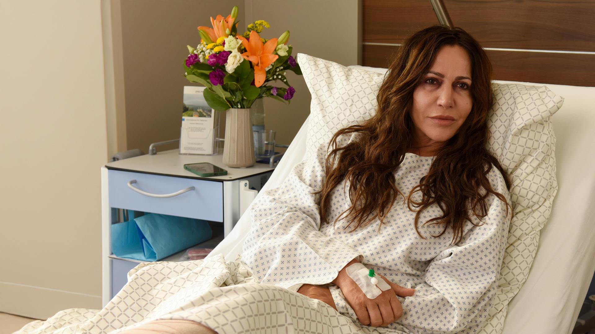 Katja Baumann (Simone Thomalla) liegt in einem Krankenbett.