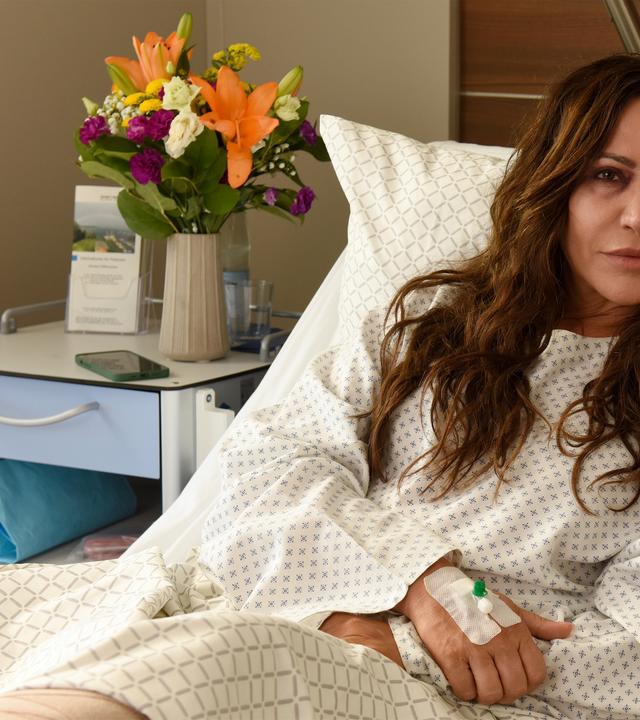 Katja Baumann (Simone Thomalla) liegt in einem Krankenbett.