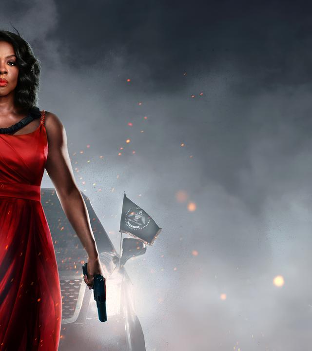 US-Präsidentin Danielle Sutton (Viola Davis) steht bewaffnet vor ihrer Präsidentenlimousine.