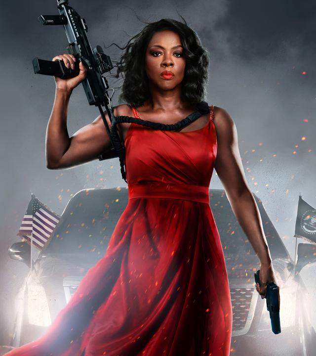 US-Präsidentin Danielle Sutton (Viola Davis) steht bewaffnet vor ihrer Präsidentenlimousine.