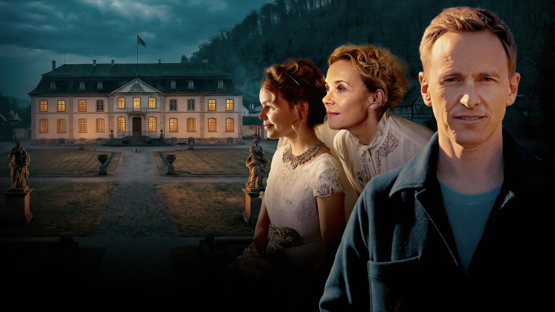 Jochen Breyer im Vordergrund, Schauspielerin Katja Riemann als Hausdame und eine Braut (Statistin), im Hintergrund Schloss Ebnet."