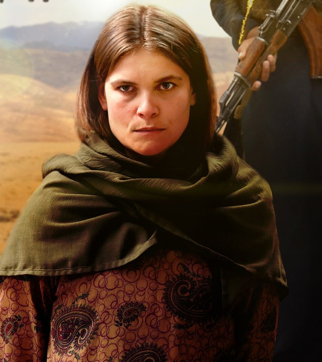 Grafisch bearbeitetes Bild: Kathrin Jelinek (Leonie Krieg) steht in der afghanischen Wüste. Sie wird von einem Maschinengewehr bedroht. Im Hintergrund fliegt ein Hubschrauber.