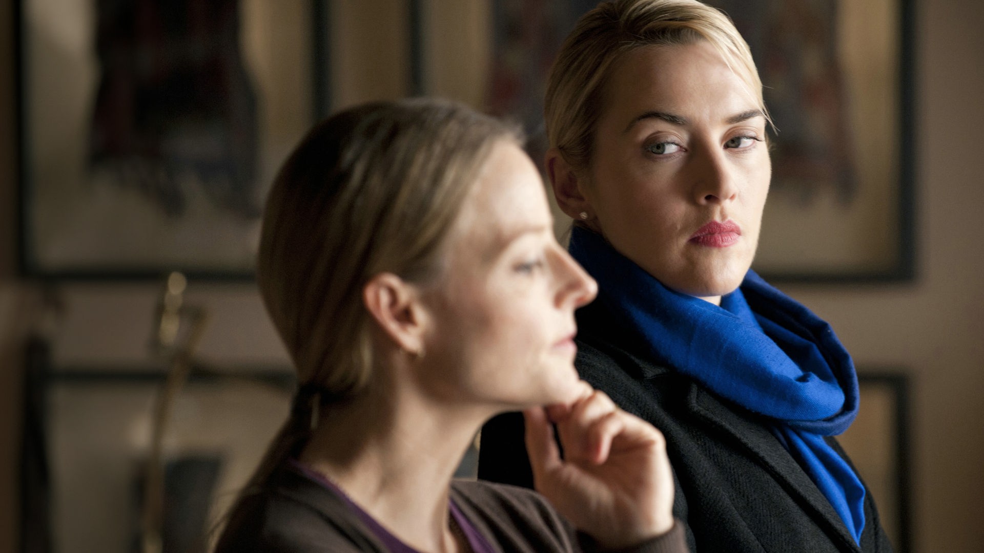 Nancy Cowan (Kate Winslet) blickt auf Penelope Longstreet (Jodie Foster, li.