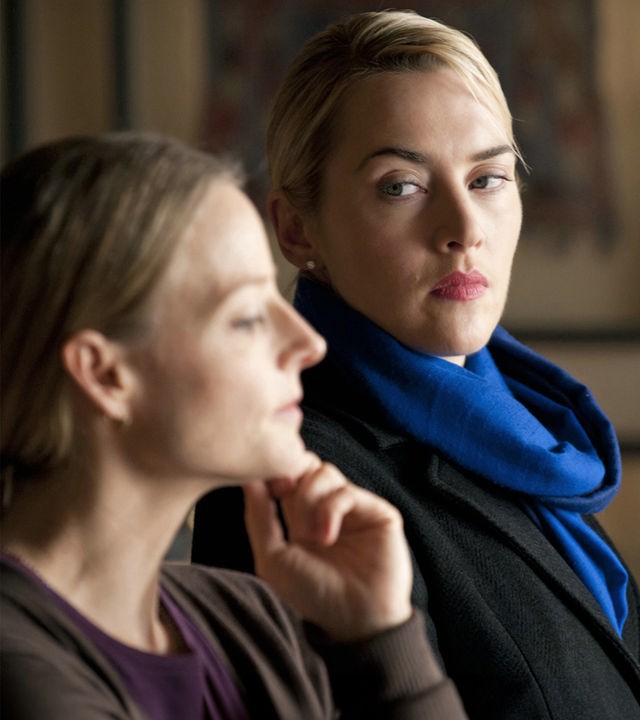 Nancy Cowan (Kate Winslet) blickt auf Penelope Longstreet (Jodie Foster, li.