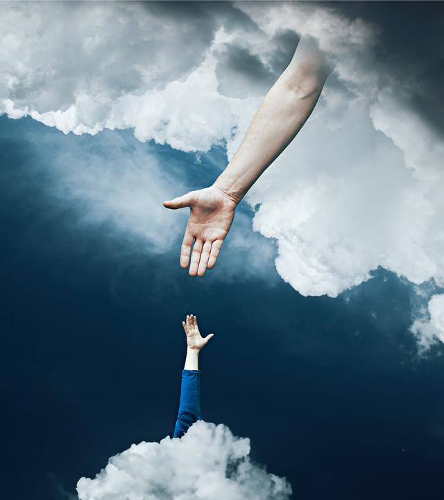 Aus Wolken reicht ein großer Arm einem nach oben ausgestreckten Arm die Hand
