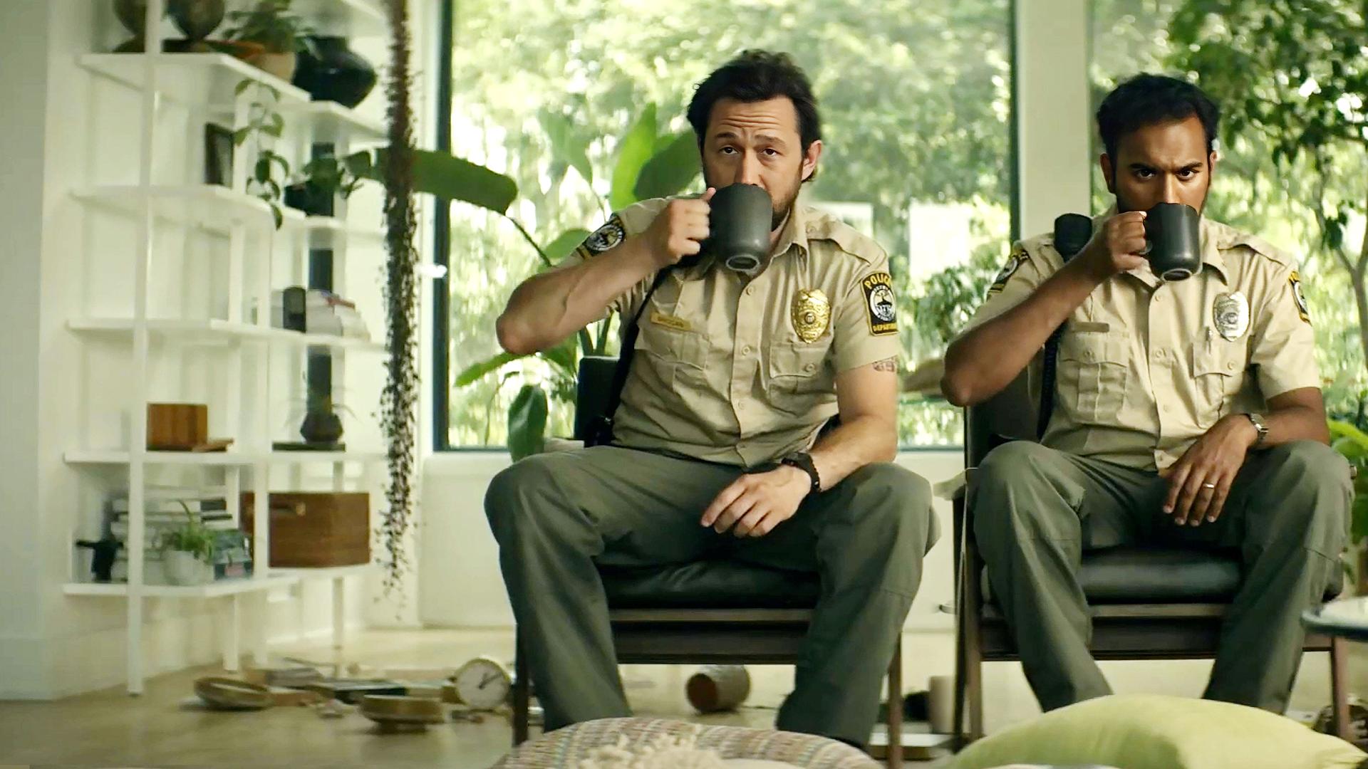 Terry (Joseph Gordon-Levitt) und Will (Himesh Patel) sitzen in Polizeiuniform nebeneinander vor einer Fensterfront mit Blick ins Grüne.