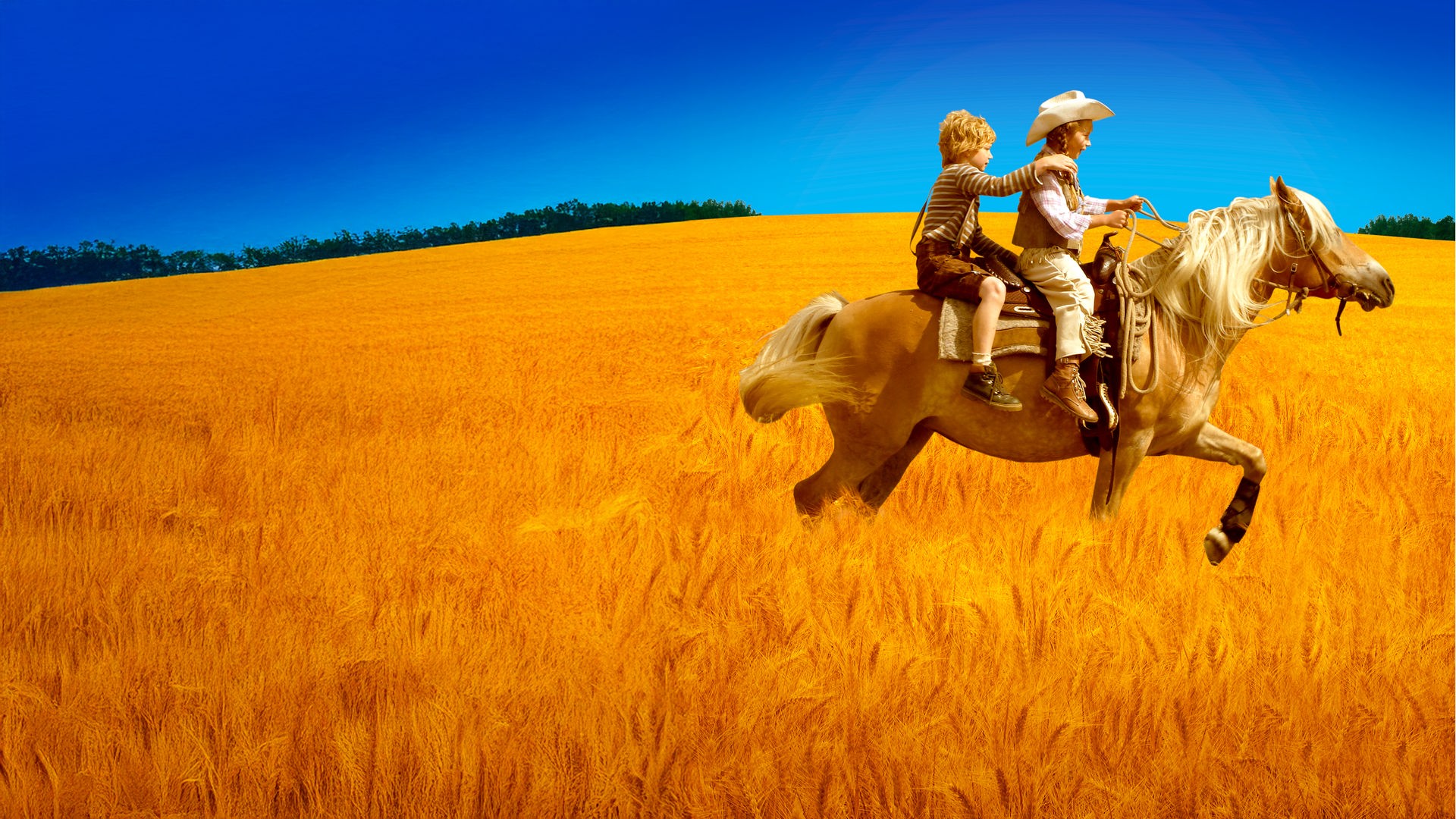 "Hände weg von Mississippi": Emma (Zoë Charlotte Mannhardt) und Leo (Karl Alexander Seidel) reiten bei strahlend blauem Himmel auf dem Pferd Mississippi durch ein goldgelbes Getreidefeld.