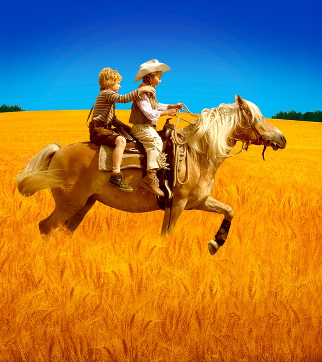 "Hände weg von Mississippi": Emma (Zoë Charlotte Mannhardt) und Leo (Karl Alexander Seidel) reiten bei strahlend blauem Himmel auf dem Pferd Mississippi durch ein goldgelbes Getreidefeld.