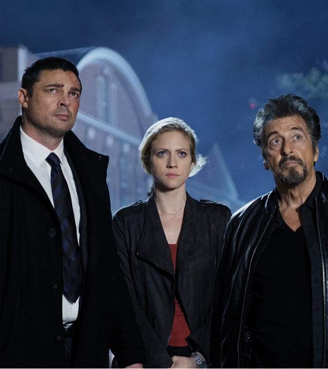 Archer (Al Pacino, r.), Ruiney (Karl Urban, l.) und Davies (Brittany Snow, M.) stehen vor dem nächsten Opfer des "Hangman".