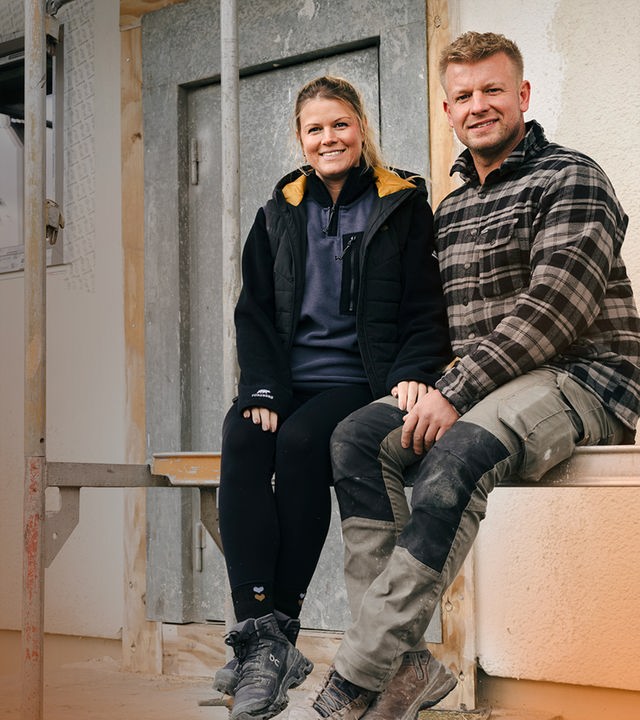 Sabrina und Micky, Eltern mit Tochter Emma, haben in der Eifel ein leerstehendes Haus aus den 1960er Jahren gekauft. 