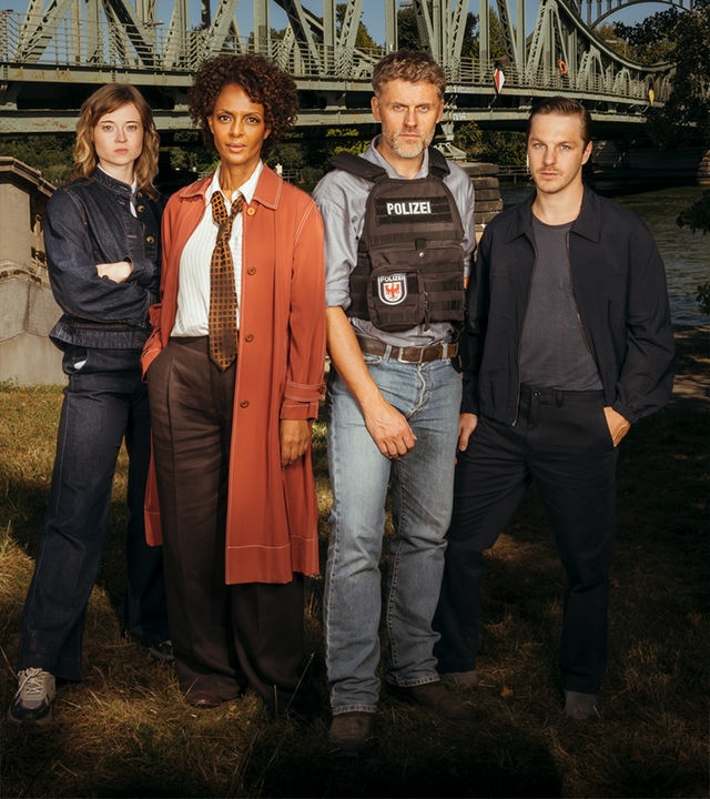 Staatsanwältin Dena Paulos (Dennenesch Zoudé) steht gemeinsam mit Kriminalhauptkommissar Maximilian Zeller (Jens Atzorn), Kriminaloberkommissar Lennard Rösken (Anton Dreger) und Referndarin Jasna Nowak (Linda Belinda Podszus) vor der Glienicker Brücke.