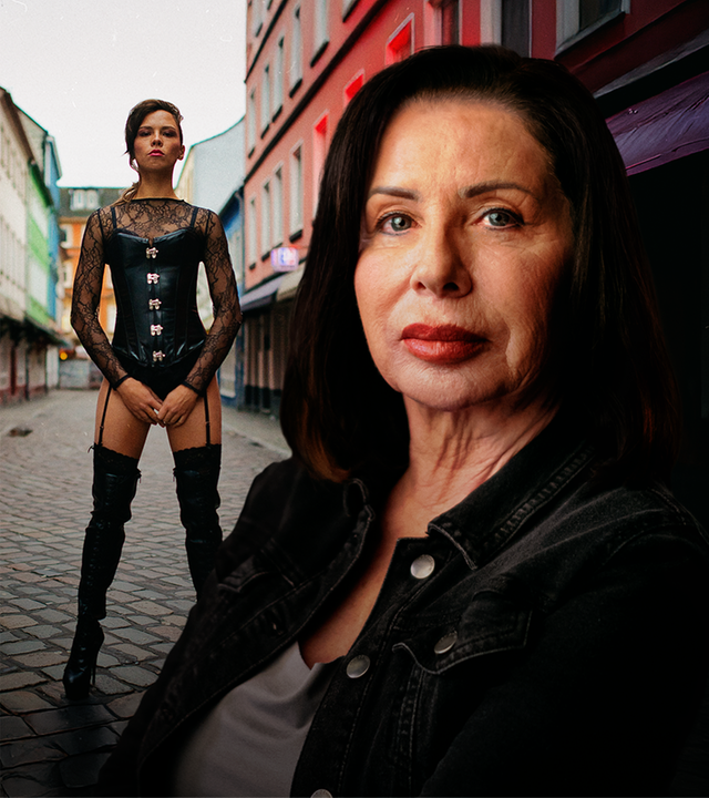 Das Bild ist eine Fotomontage. Rechts ist Manuela Freitag im Portrait zu sehen. Links die Schauspielerin Lilja van der Zwaag, sie spielt die junge Manuela Freitag. Lilja van der Zwaag steht in schwarzem, knappen Domina-Outfit mitten auf der Herbertstraße auf der Reeperbahn.
