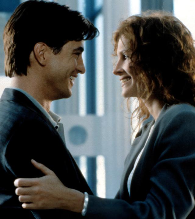 Michael (Dermot Mulroney) und Jules (Julia Roberts) stehen sich gegenüber und begrüßen sich innig