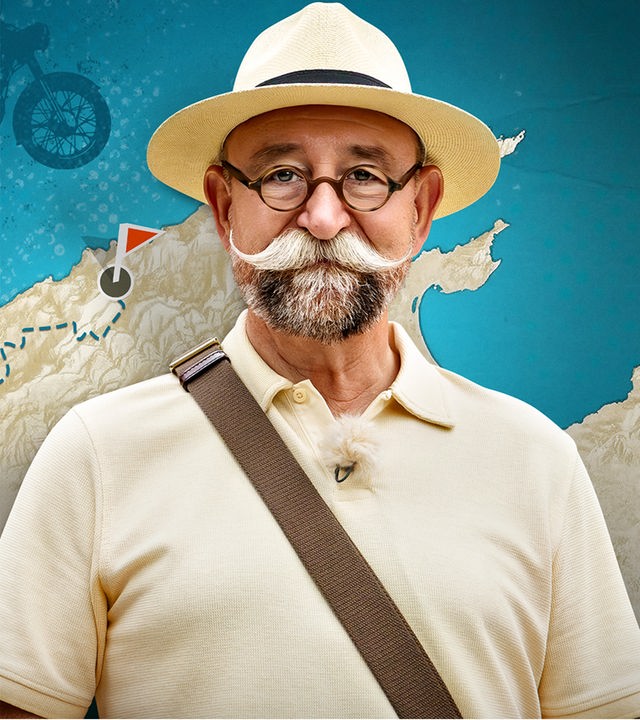 Horst Lichter vor einer Karte von Mallorca