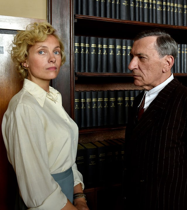 Margarete Oelkers (Nadja Uhl) verlangt von Amtsarzt Dr. Ahrens (Rudolf Kowalski) eine Bescheinigung, dass sie nie schizophren war. Sie wirft ihm vor, sie ohne Grund in die Klinik Wehnen eingewiesen zu haben. "Ich werde nicht schweigen": Margarete Oelkers (Nadja Uhl) und Amtsarzt Dr. Ahrens (Rudolf Kowalski) stehen vor einem Bücherregal. Margarete blickt in die Ferne, Ahrens blickt sie provozierend an.