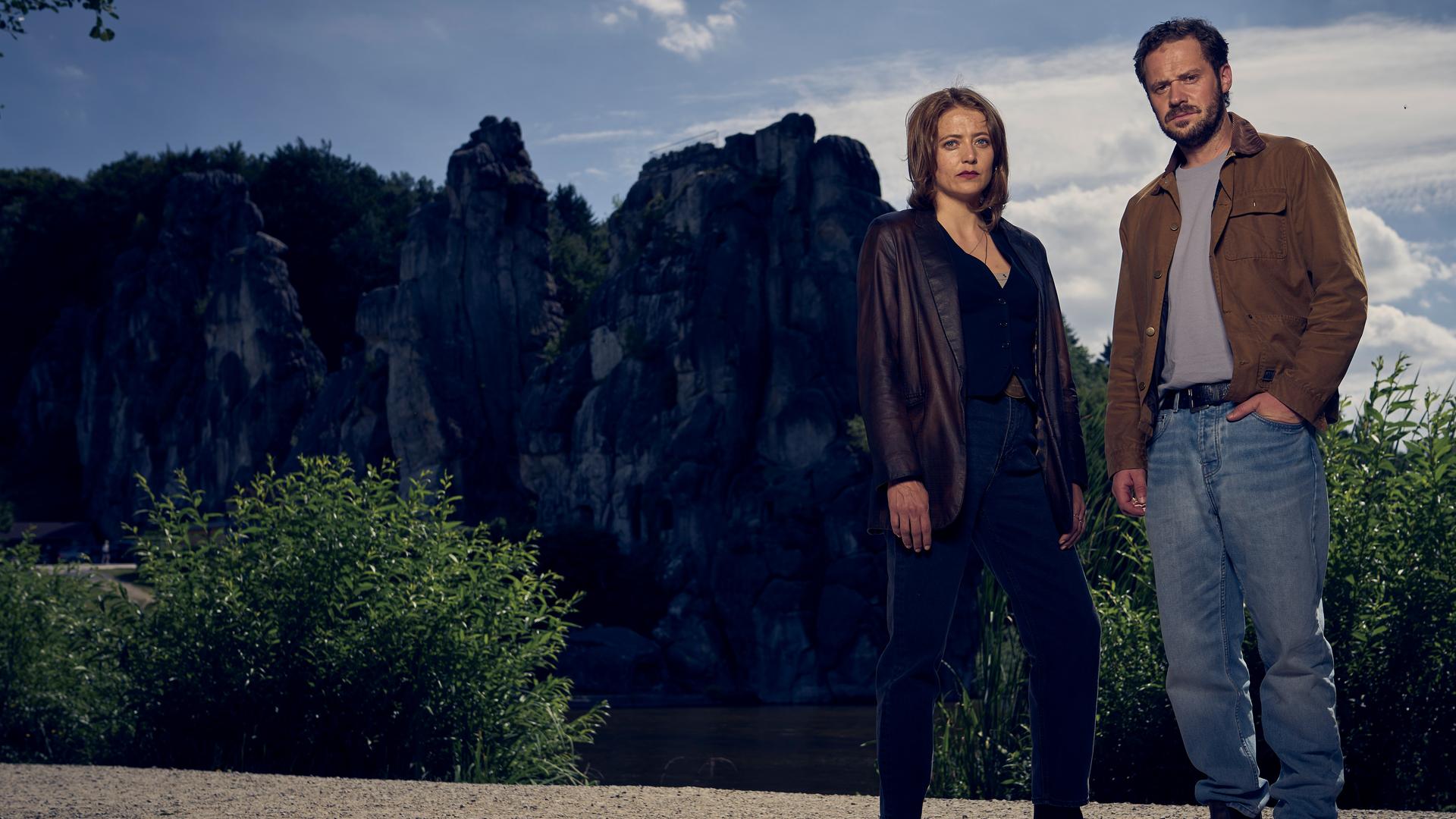 Paula Schäfer (Hanna Plaß) und Leon Schäfer (Jakob Benkhofer) stehen vor einem Bergmassiv