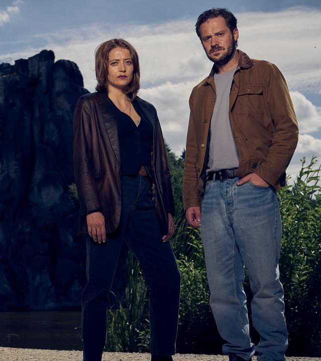 Paula Schäfer (Hanna Plaß) und Leon Schäfer (Jakob Benkhofer) stehen vor einem Bergmassiv