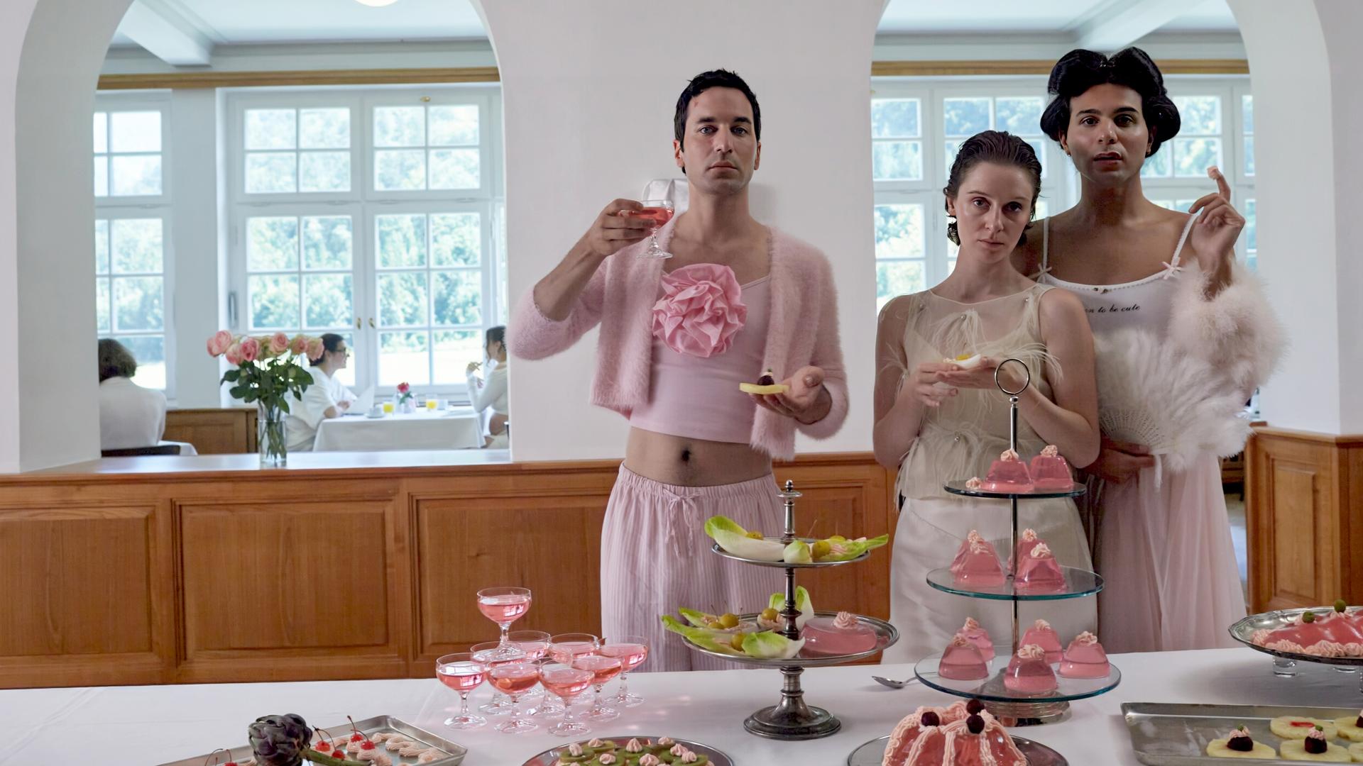 Karlheinz (Thomas Hauser), Romy (Julia Windischbauer), Magda Gustav (Benjamin Radjaipour) unterhalten sich am Frühstücksbuffet