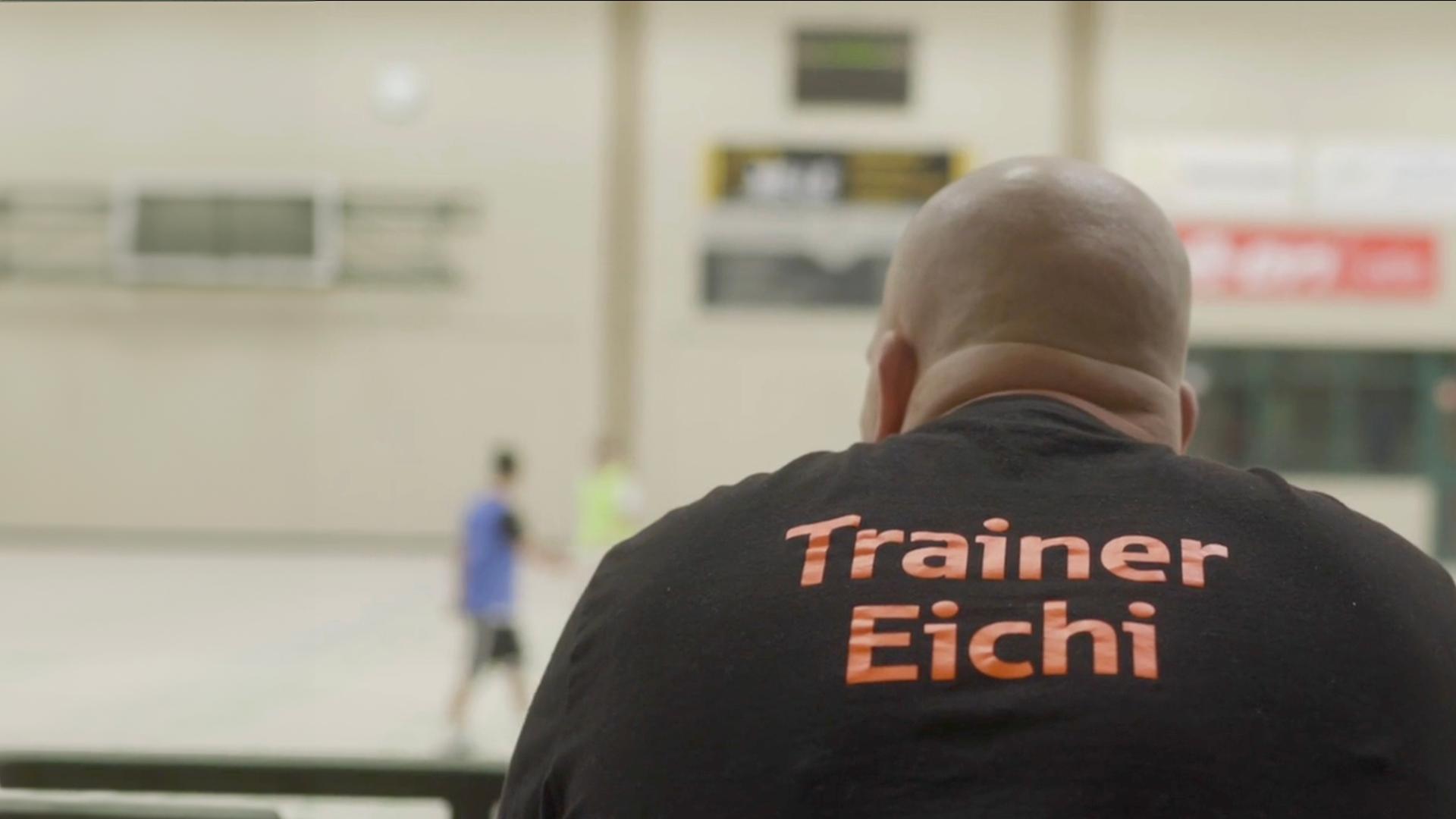 Eichi war als junger Erwachsener rechtsradikal. "Im Osten was Neues": Thomas "Eichi" Eichstätt sitzt als junger Erwachsener in den 90er Jahren auf einer Eckcouch. Graffitigekritzel befindet sich auf der Wand hinter ihm.