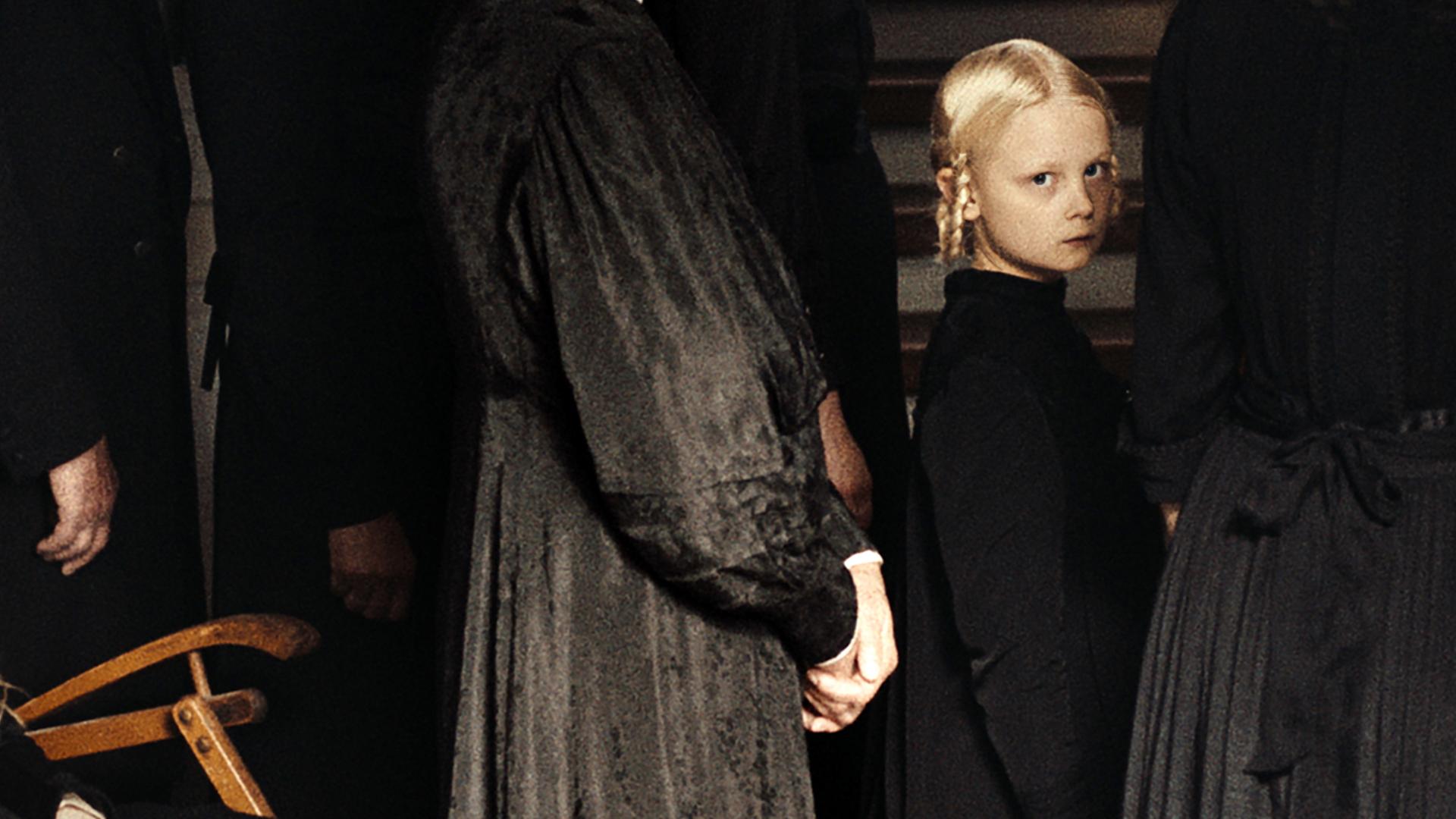 Alma (Hanna Heckt) nimmt mit ihrer Familie an einer Totenfeier teil.