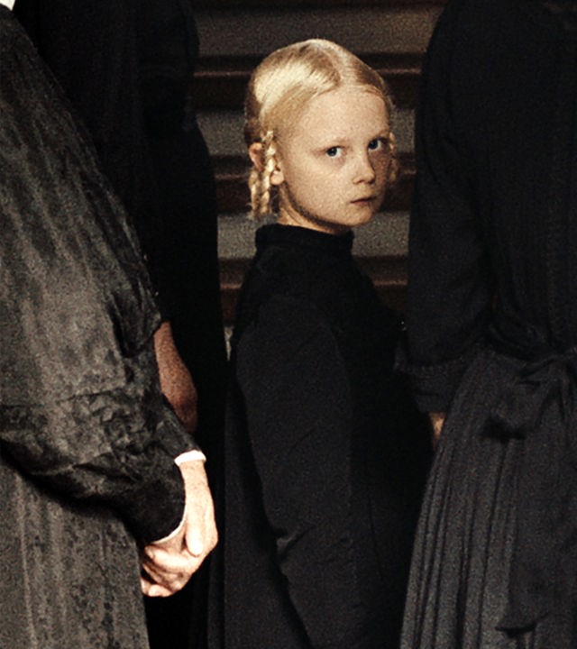 Alma (Hanna Heckt) nimmt mit ihrer Familie an einer Totenfeier teil.