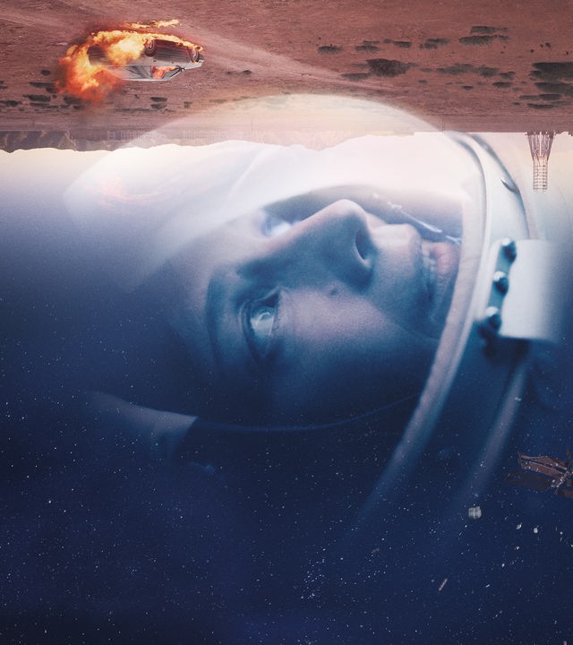 Das Bild kombiniert die Nahaufnahme einer Person in einem Raumhelm mit einer weiten, sternklaren Weltraumszene. Darüber liegt eine auf dem Kopf stehende Wüstenlandschaft, in der ein brennendes Fahrzeug über den Boden rast. Die surreal wirkende Montage verbindet Gefahr, Technik und einen nachdenklichen emotionalen Moment.