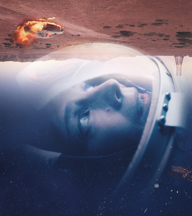Das Bild kombiniert die Nahaufnahme einer Person in einem Raumhelm mit einer weiten, sternklaren Weltraumszene. Darüber liegt eine auf dem Kopf stehende Wüstenlandschaft, in der ein brennendes Fahrzeug über den Boden rast. Die surreal wirkende Montage verbindet Gefahr, Technik und einen nachdenklichen emotionalen Moment.