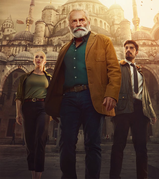 Ein bärtiger, älterer Mann – Inspector Çetin İkmen (Haluk Bilginer) – steht im Zentrum vor der monumentalen Kulisse in Istanbul. Er wird von der Beamtin Detective Ayşe Farsakoğlu (Yasemin Kay Allen) links und dem jüngeren Ermittler Detective Mehmet Süleyman (Ethan Kai) rechts begleitet.