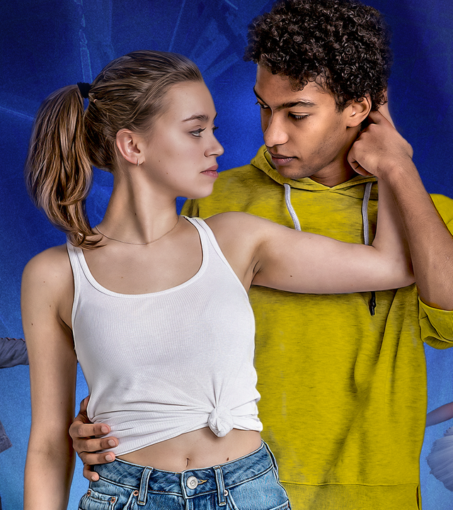 Katya und Marlon stehen vor blauem Hintergrund beieinander. Beide schauen sich tief in die Augen. Im Hintergrund steht Marlon in Hip-Hop-Pose; tanzt Katya im Tutu in Ballettpose.