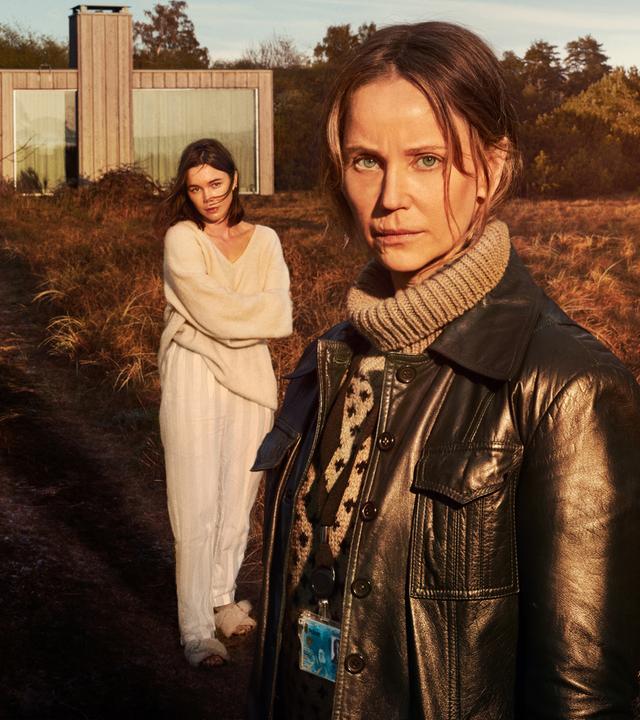 Kattis (Hedda Stiernstedt) und Iris (Sofia Helin)