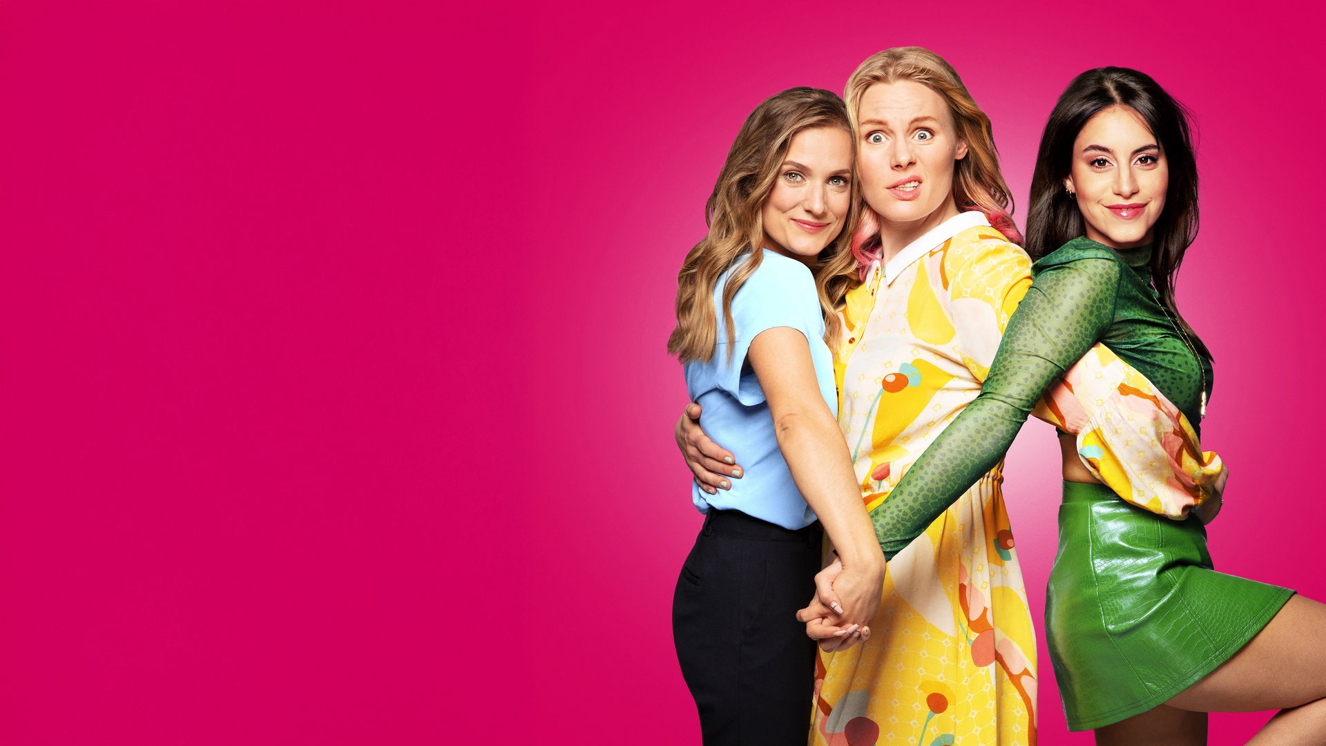 "Jagdsaison": Marlene (Marie Bruchard), Eva (Rosalie Thomass) und Bella (Almila Bagriacik) posieren vor pinkfarbenem Hintergrund.