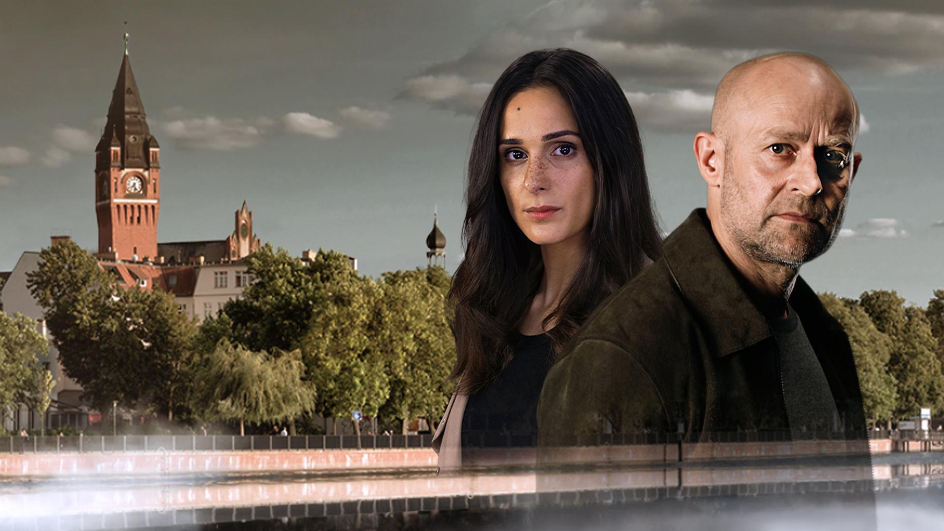 Jürgen Vogel und Aybi Era als Kommissaren-Duo, das in Berlin-Köpenick Kapitalverbrechen aufklärt.