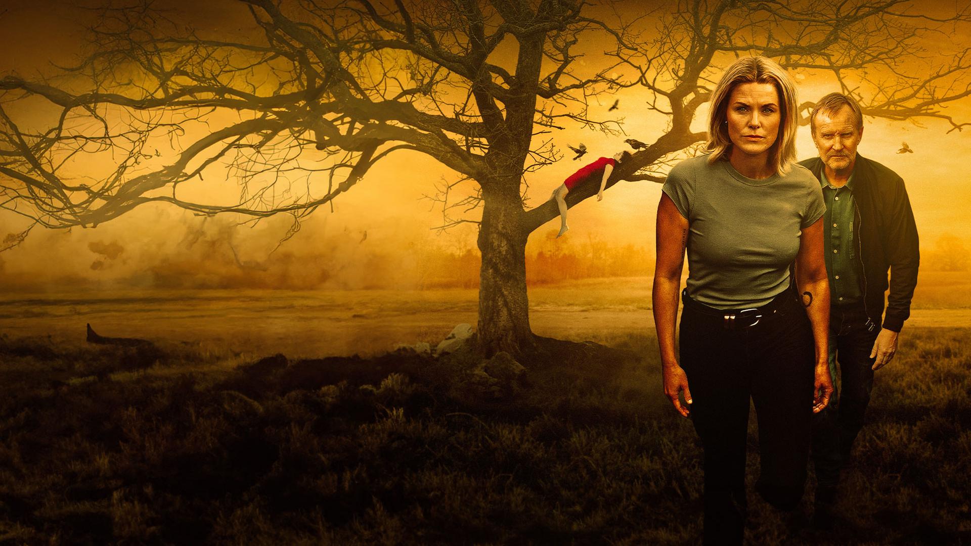 Orange eingefärbtes Plakatmotiv zum Film: Sofie Torp und Ulrich Thomsen gehen auf die Kamera zu. Im Hintergrund ist ein großer Baum zu sehen, auf einem der Äste liegt eine Frau im roten Kleid.