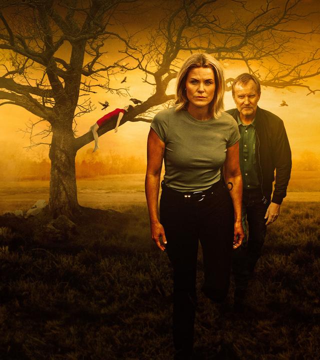 Orange eingefärbtes Plakatmotiv zum Film: Sofie Torp und Ulrich Thomsen gehen auf die Kamera zu. Im Hintergrund ist ein großer Baum zu sehen, auf einem der Äste liegt eine Frau im roten Kleid.